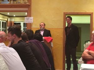 Florian Flessa (links) bedankte sich bei allen Helfern im Namen des Festausschusses. Rechts Vorsitzender Schildt, der ihm beipflichtete und durch den Abend leitete.